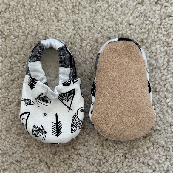 Monochrome Baby Bib, Hat, and Booties Set - Picture 3 of 3